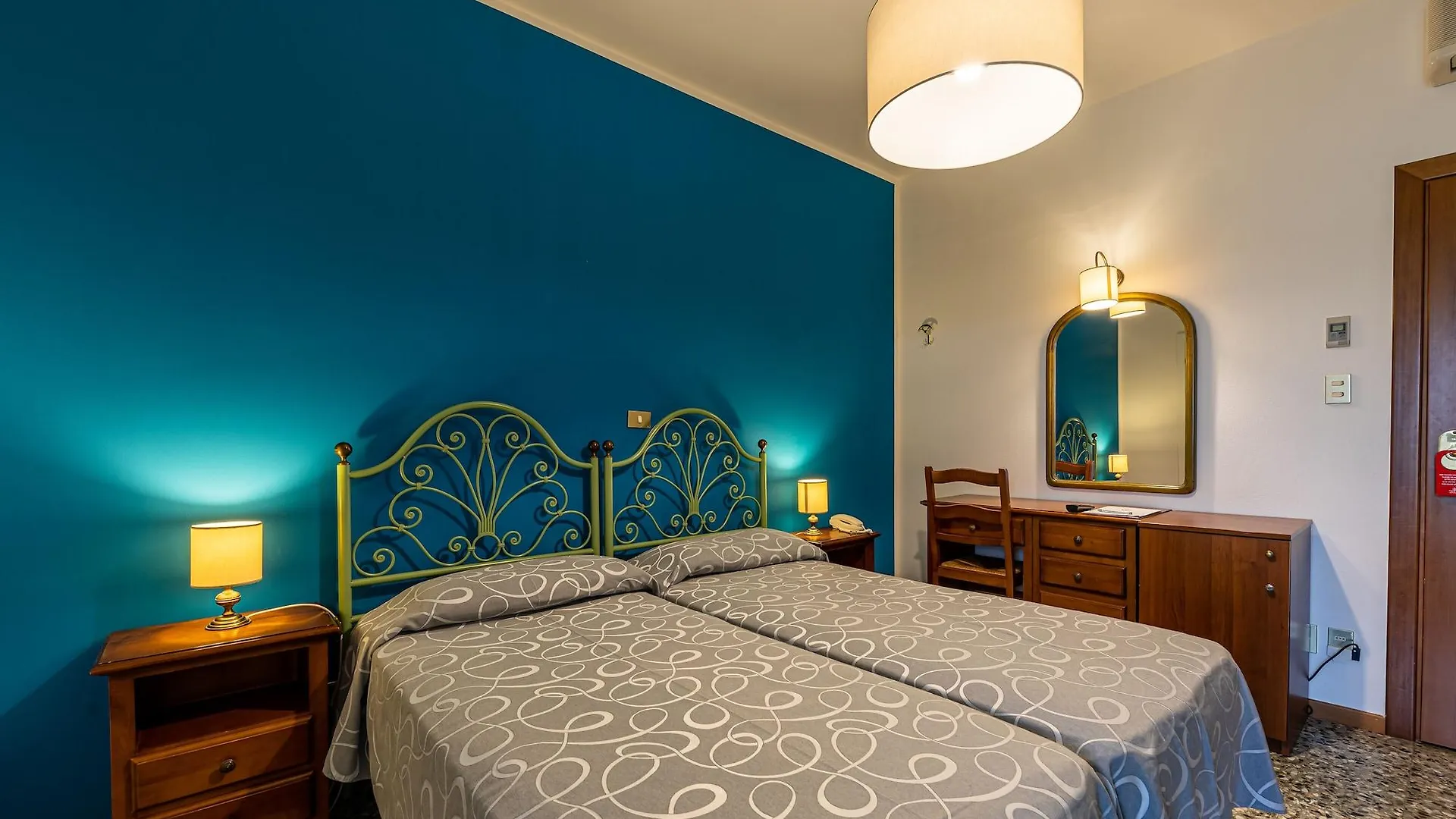 Hotel Bisesti ***S Garda  3*, Garda (Verona)