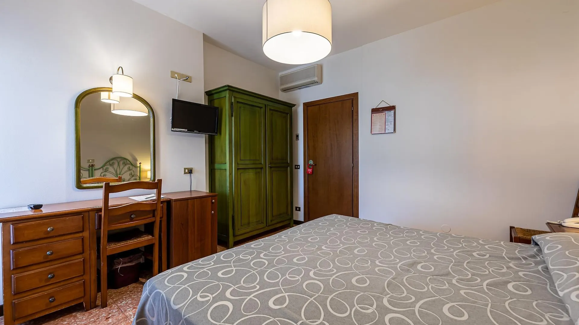 ***  Hotel Bisesti ***S Garda  Italia