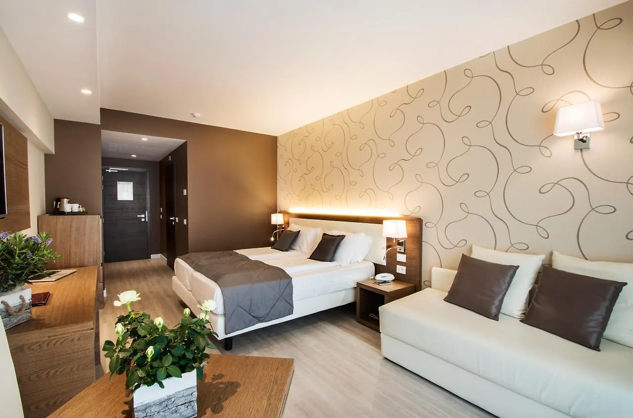 ***  Hotel Bisesti ***S Garda  Italia