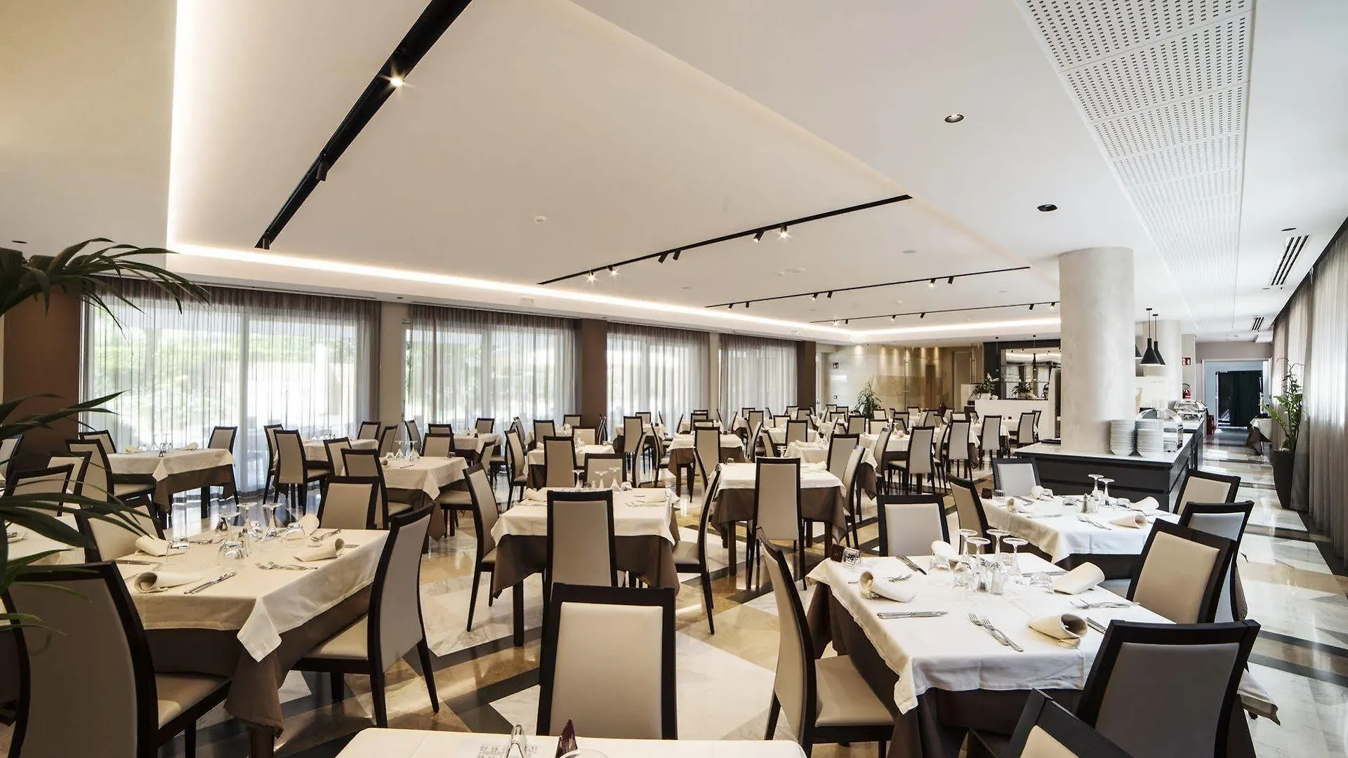 ***  Hotel Bisesti ***S Garda  Italia