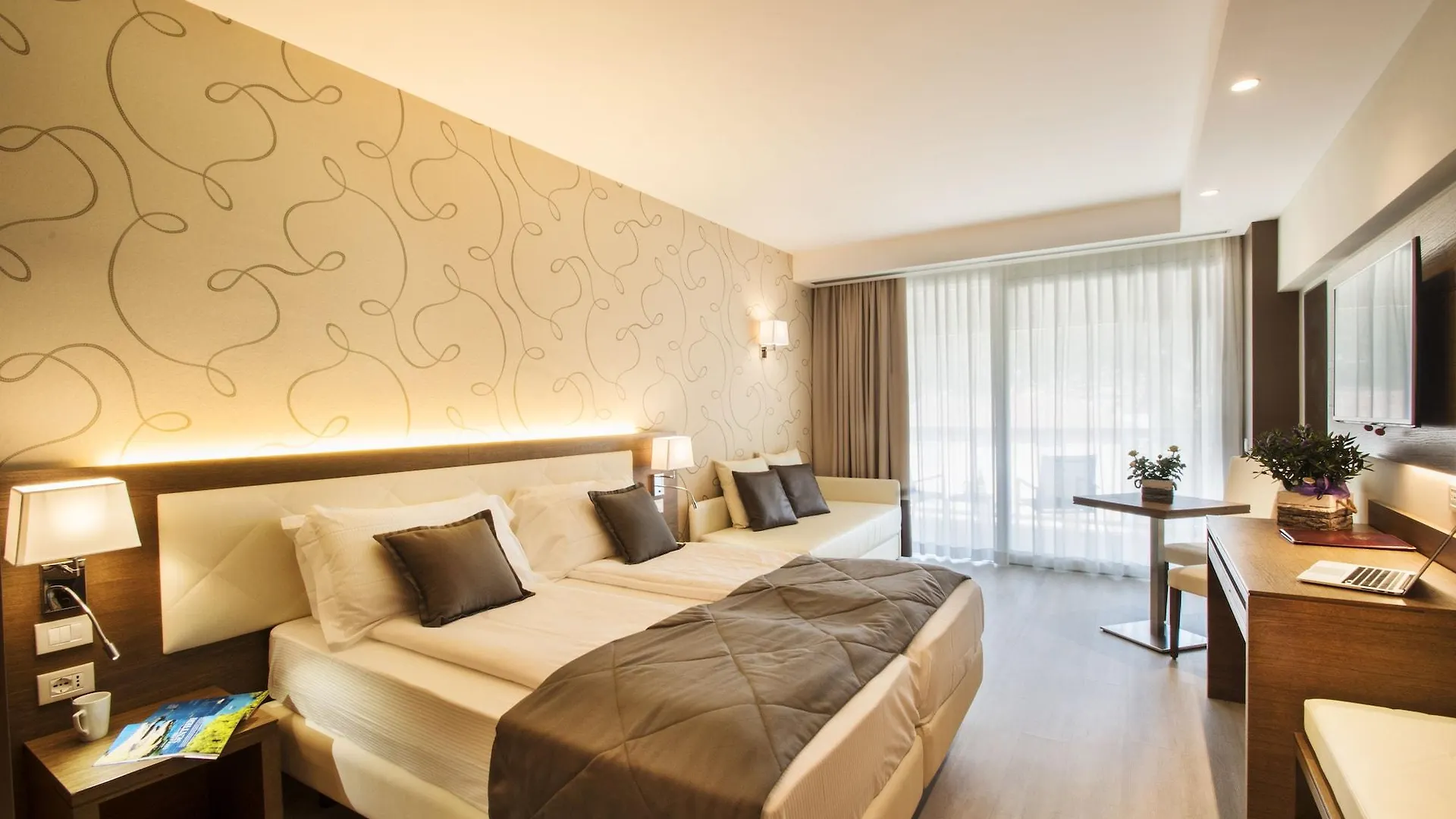 ***  Hotel Bisesti ***S Garda  Italy
