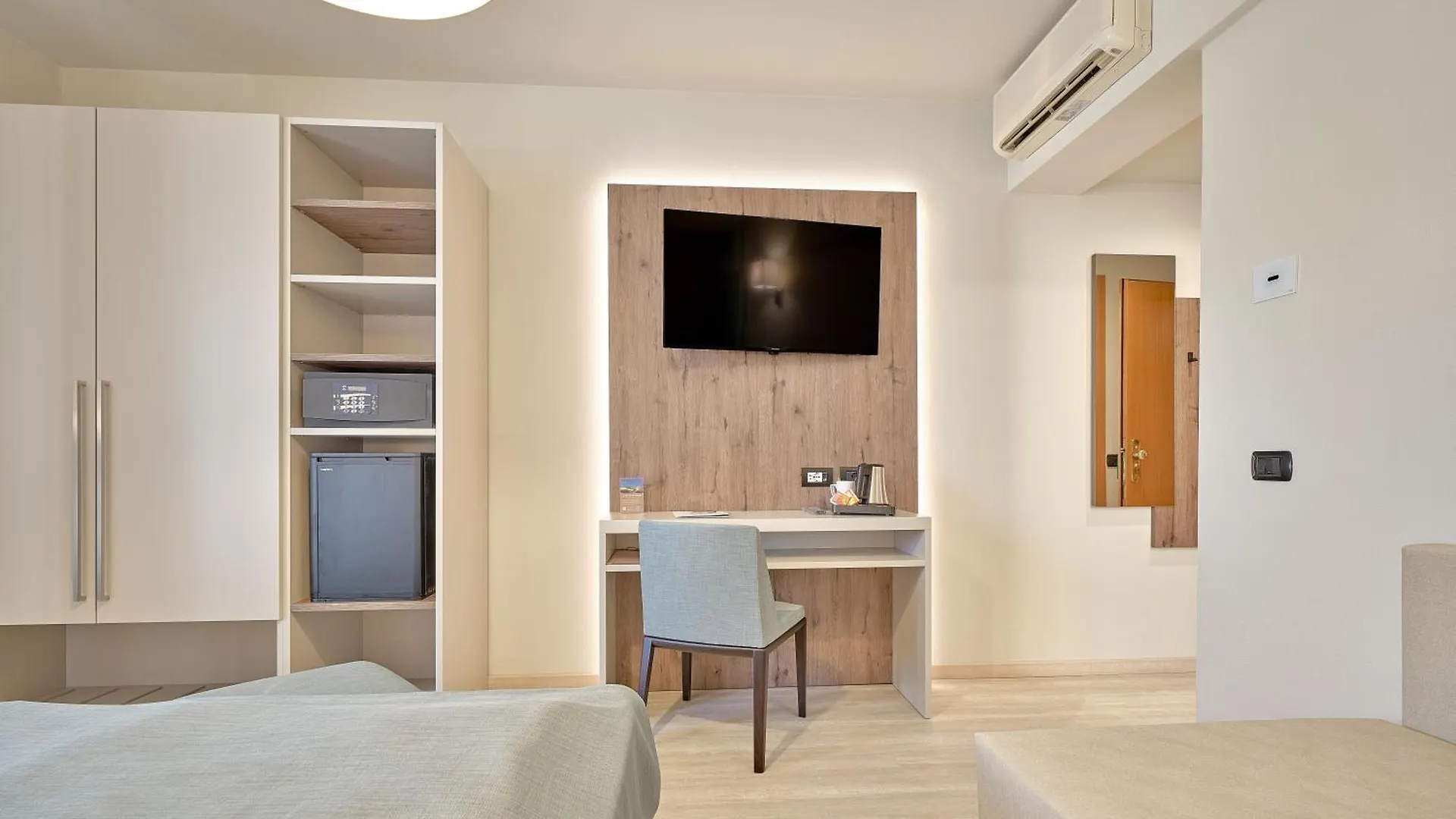 Hotel Bisesti ***S Garda  Italy