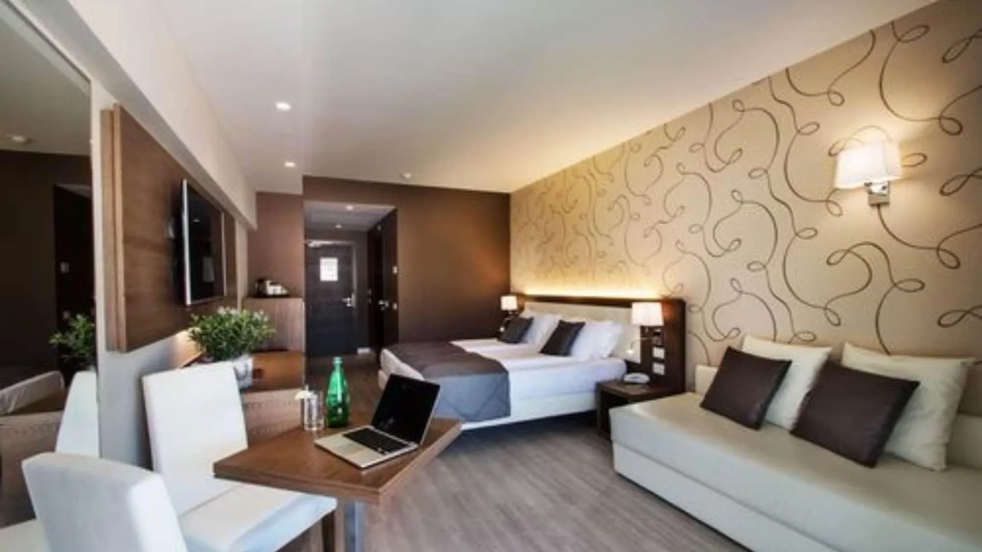 Hotel Bisesti ***S Garde