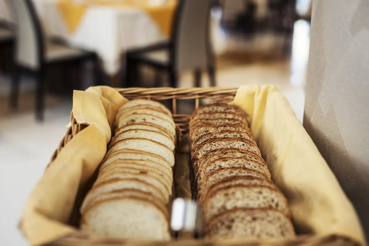 Hotel Bisesti ***S Garde