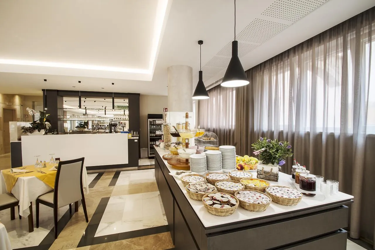 ***  Hotel Bisesti ***S Garda  Italy